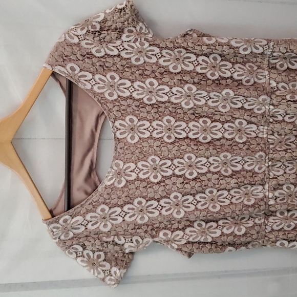 Pinky Lace Dress with Keyhole Back - Picture 2 of 7